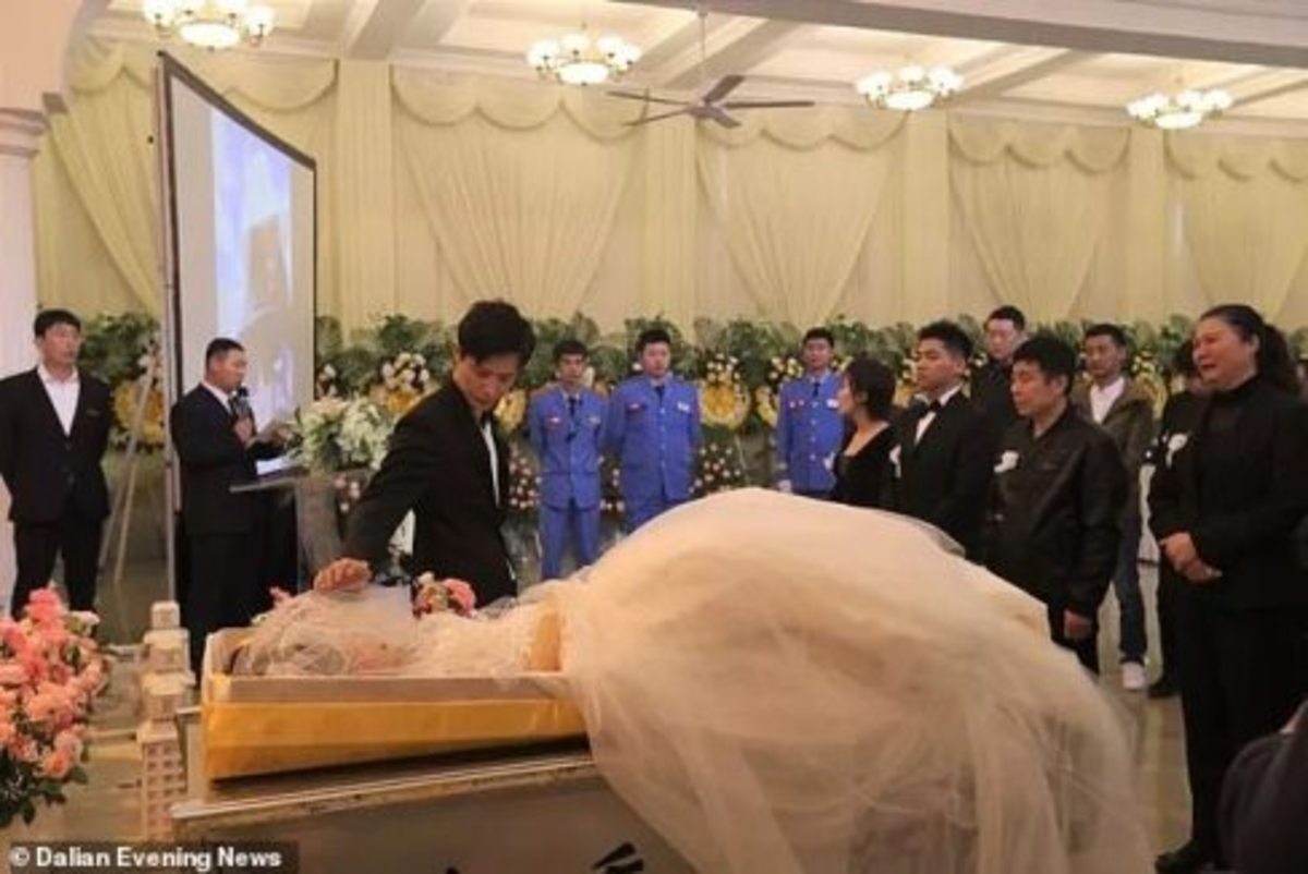ازدواج عجیب مرد عاشق با نامزد فوت شده اش! عکس