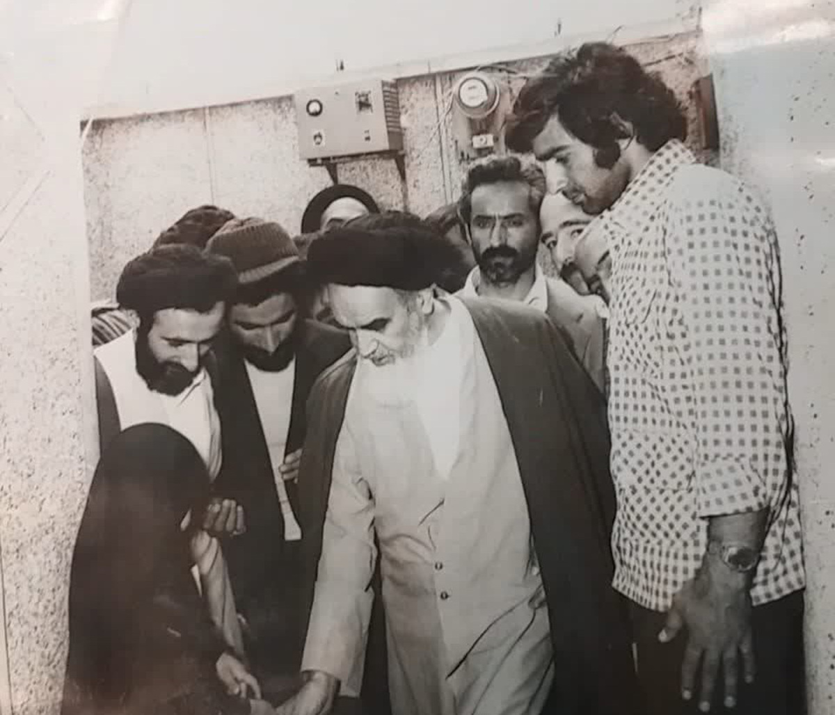 امام خمینی وقتی متوجه شدند کودک ، اجازه از پدر دارد قلک را پذیرفتند