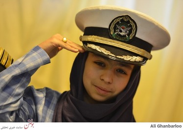 کودک سرطانی با کلاه نظامی