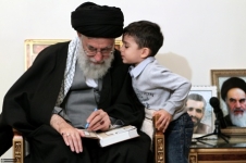 رهبرانقلاب درمنزل شهیدان روشن ورضایی‌نژاد