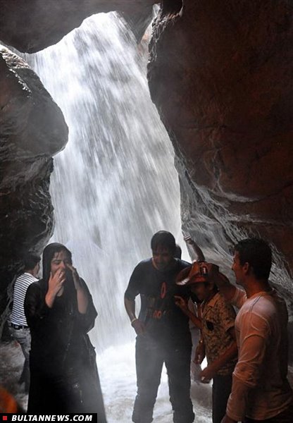 آبشاری زیبا که بین کوهها پنهان شده + عکس