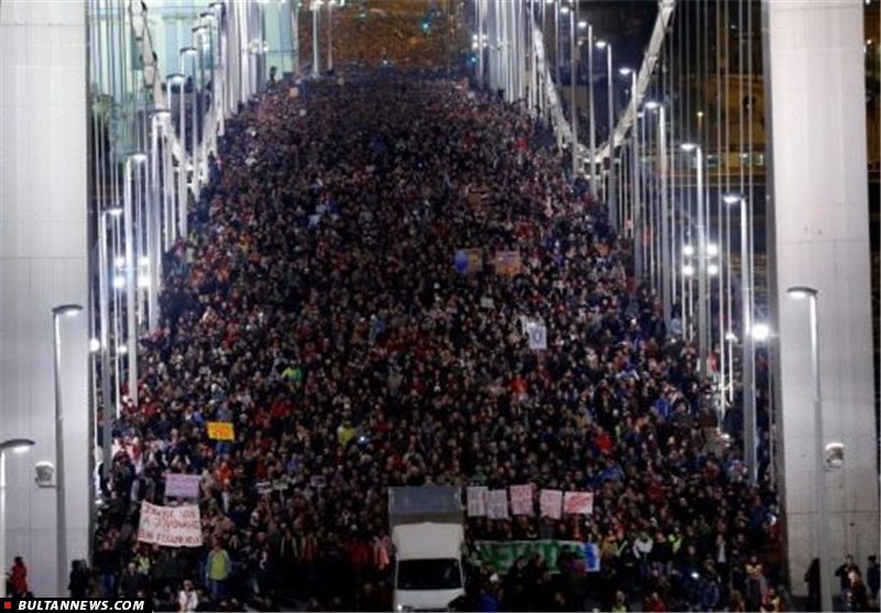 اعتصاب‌ها و درگيري‌ها در اروپا و آمريكا در آغاز سال نو