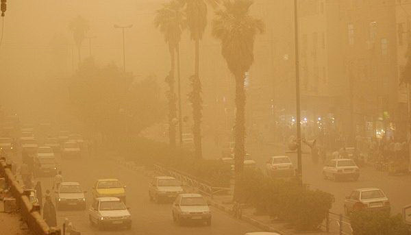 ریزگردها در خوزستان؛ تعطیلی فرودگاه و قطع آب و برق