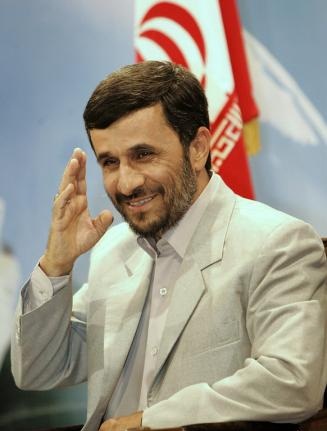 خبر روزنامه احمدی نژادی تکذیب شد اما ملاقات وی با خاتمی نه