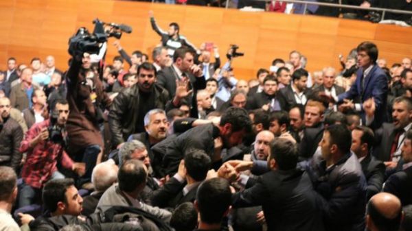 اعتراض 7 نفره به احمدی‌نژاد در مراسم اربکان
