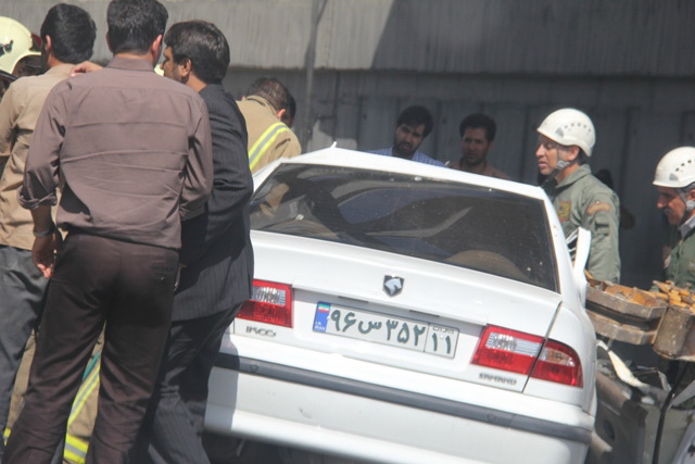 سقوط جرثقیل روی یک دستگاه سمند در بزرگراه نیایش تهران