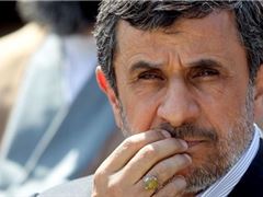 سکوت و لبخند احمدی‌نژاد به سؤالات انتخاباتی خبرنگاران