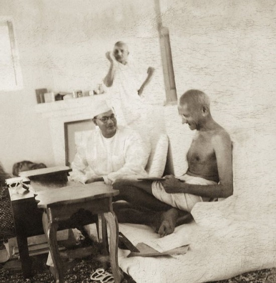 آلبوم کمیاب از 10سال آخر عمر گاندی