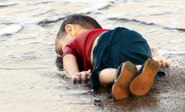 تصاویر: واکنش به غرق شدن پسربچه سوری در حین مهاجرت به یونان