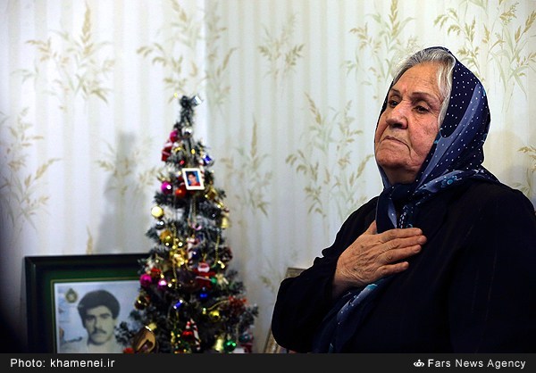 مادر شهید لازار: رهبر انقلاب به من درس صبر دادند + عکس