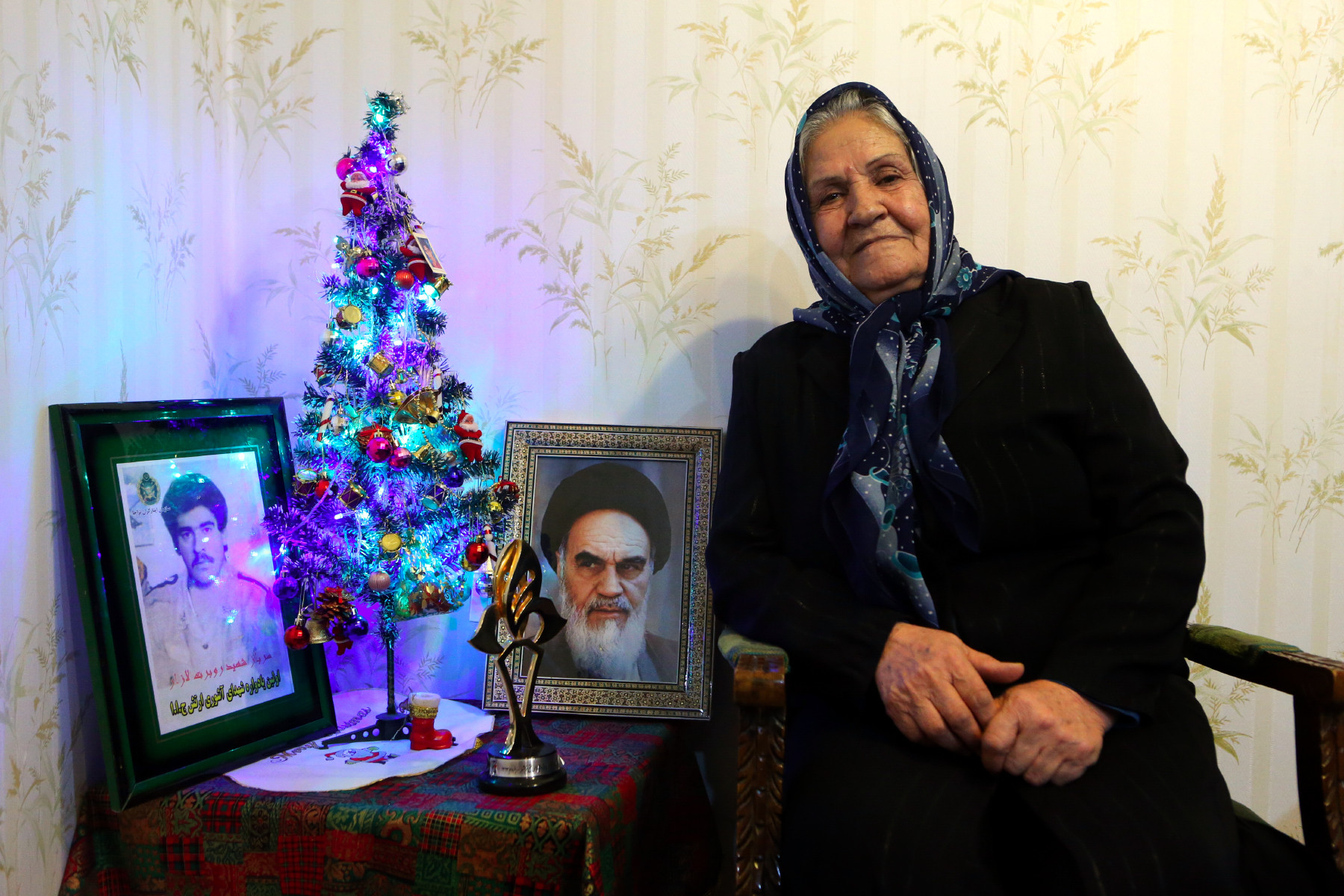 مادر شهید لازار: رهبر انقلاب به من درس صبر دادند + عکس