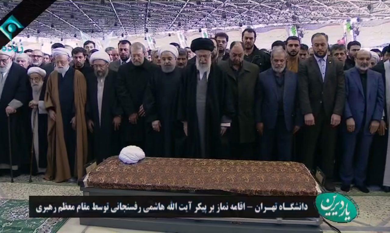 مقام معظم رهبری بر پیکر آیت الله هاشمی رفسنجانی نماز می خوانند