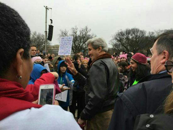 جان کری یک روز پس از وزارت خارجه آمریکا در تظاهرات علیه ترامپ