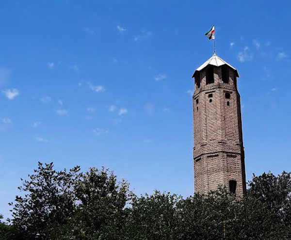 اهتزاز پرچم سیاه بر فراز برج یانقین تبریز، اولین برج آتش‌نشانی کشور