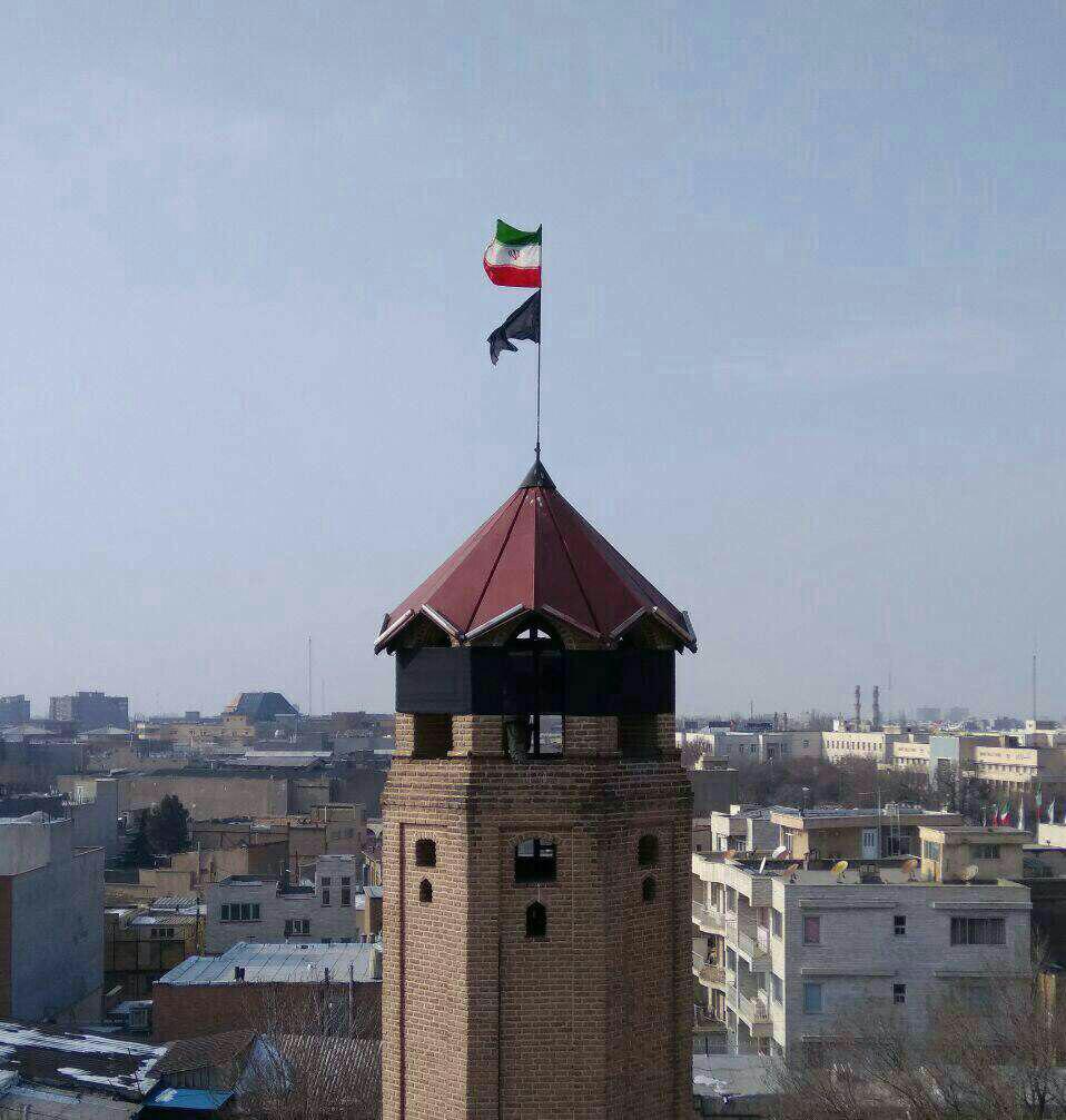اهتزاز پرچم سیاه بر فراز برج یانقین تبریز، اولین برج آتش‌نشانی کشور