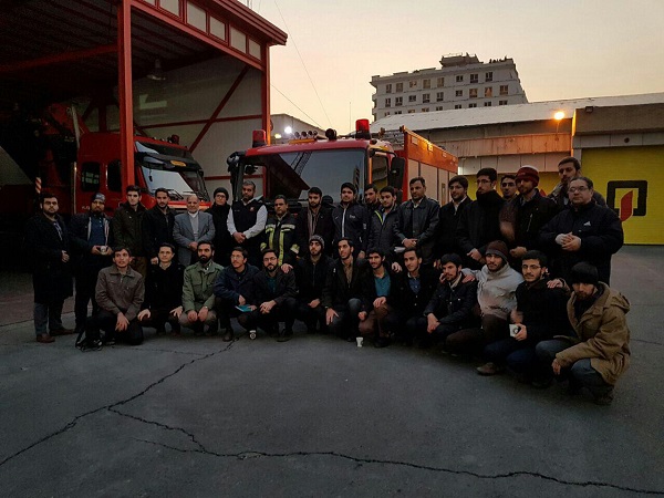 حضورجمعی از دانشجویان دانشگاه امام صادق(ع) ومردم در محل ایستگاه آتش نشانی شماره ٢۵