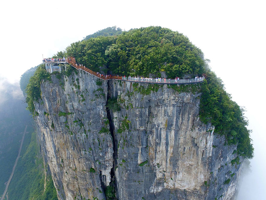 ترسناک ترین جاذبه توریستی چین / قدم زدن بر روی این پل شیشه ای جرات می خواهد + تصاویر