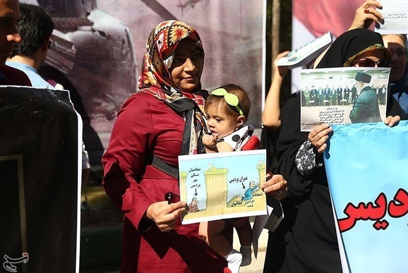 تجمع اعتراضی متقاضیان مسکن مهر مقابل ساختمان وزارت راه
