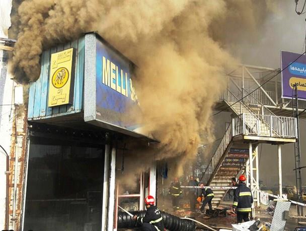 انبار و فروشگاه کفش ملی ساری در آتش سوخت