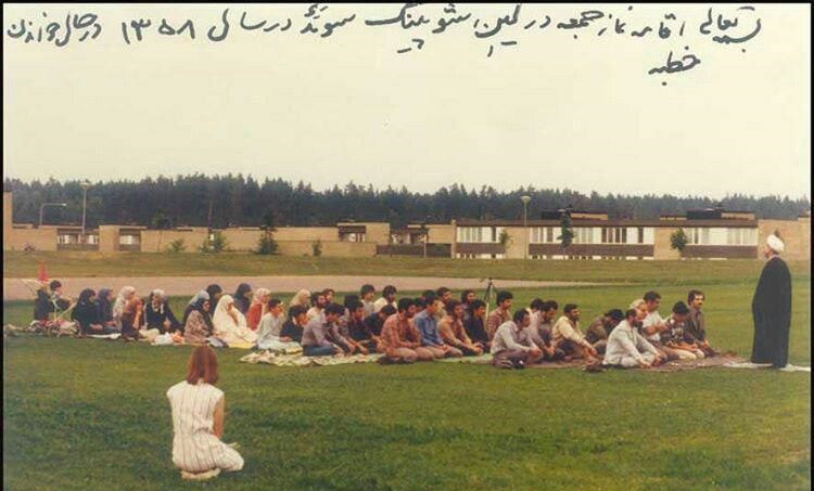 آیت الله نوری همدانی در حال خواندن خطبه نماز جمعه، سال ۱۳۵۸ در سوئد
