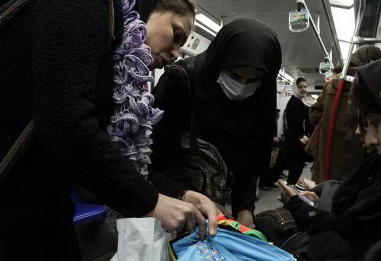 چرا زنان دستفروش در مترو ماسک می‌زنند؟