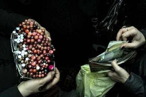 چرا زنان دستفروش در مترو ماسک میزنند؟ چرا زنان دستفروش در مترو ماسک میزنند؟