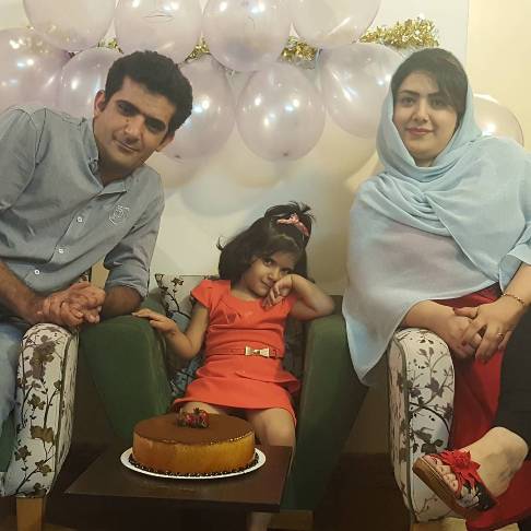 مهدی شاه حسینی یکی از عوامل خندوانه در کنار همسر و دخترش! عکس