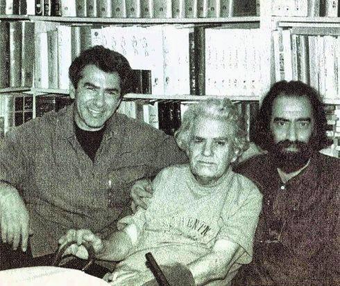 مسعود کیمیایی و فرامرز قریبیان در کنار احمدشاملو. تصویر باید برای نیمه دوم دهه هفتاد باشد