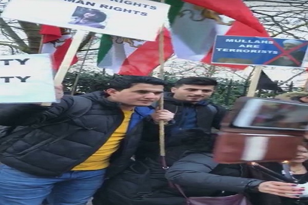مدعیان مبارزه بر علیه رژیم شاهنشاهی در کنار سلطنت طلبها!