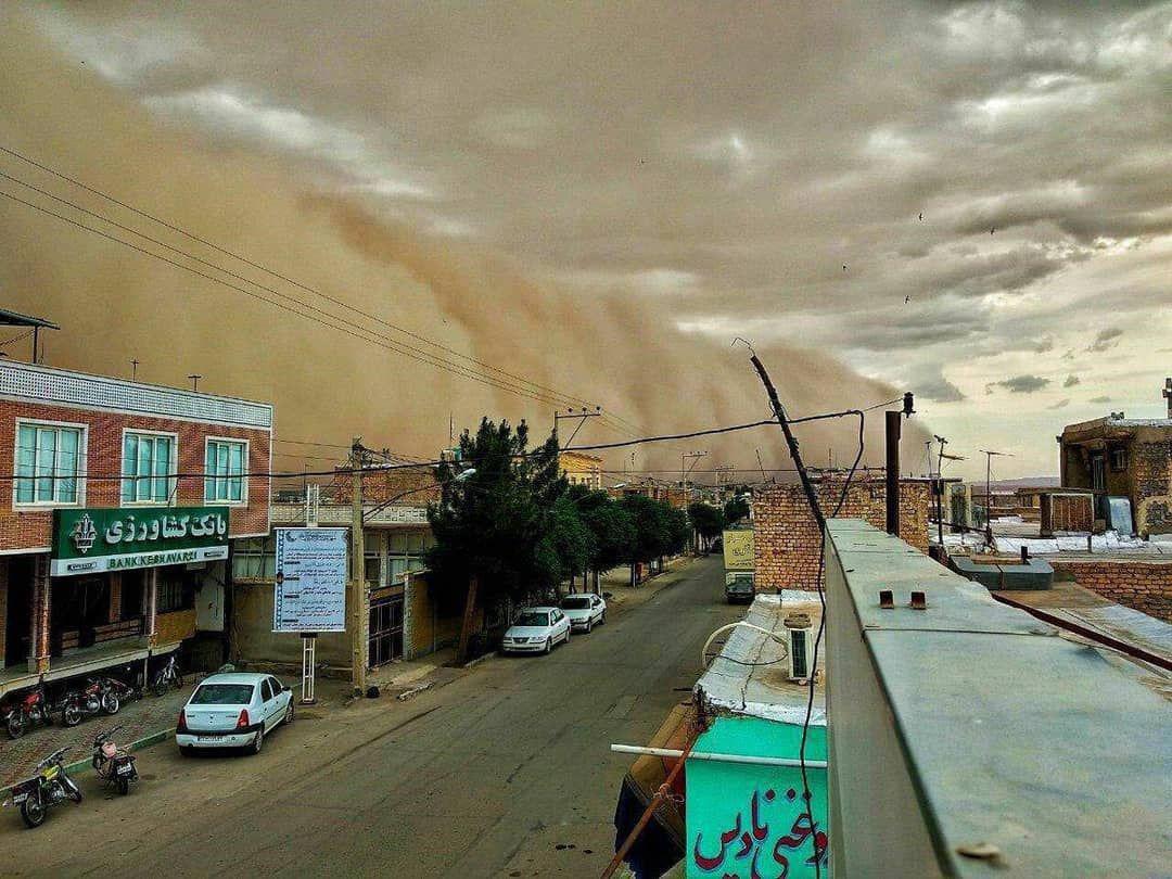 عکسی از لحظه‌ی ورود توفان به شهر آران و بیدگل