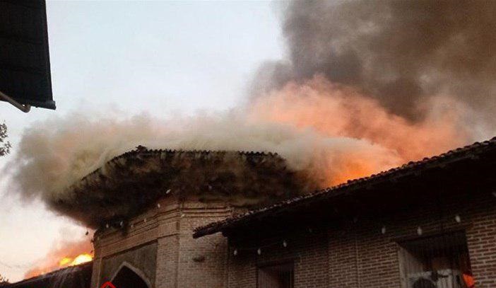 مسجد جامع ساری آتش گرفت/حریق به‌جان بازار نرگسیه افتاد+ فیلم