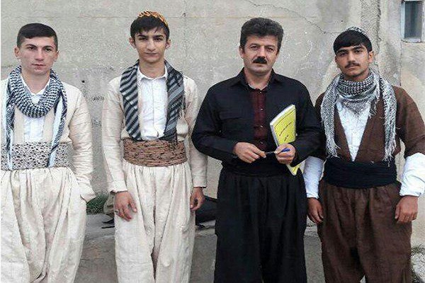 کارکنان بانک ملی کردستان با لباس کردی در محل کار حاضر شدند