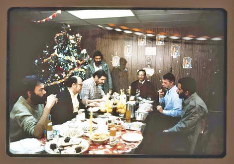 عکس تاریخی از جشن کریسمس گروگان های آمریکایی در ایران