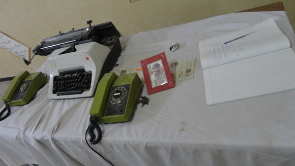 وارد ستاد که می شوی، اولین اتاق، اتاق سردار شهید حسن باقری است. یک میز، دو گوشی تلفن، یک ماشین تایپ و دفتری برای یادداشت.
