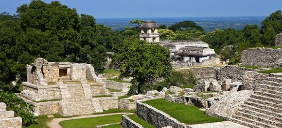 Palenque یکی از جذاب‌ترین سایت‌های تاریخی است که در ناحیه‌ی غربی امپراتوری مایا ها قرار داشته است. اگرچه که این شهر از نظر وسعت و ساختار کوچک‌تر از دیگر شهرهای باستانی مرتبط با امپراتوری مایاها است اما بناهای فوق العاده که قدمت آنها به سالهای 600 تا 800 میلادی باز می‌گردد توانسته موجبات شهرت این سایت را فراهم کند و آن را به عنوان یکی از خاص‌ترین مقاصد گردشگری منطقه به حساب بیاورد. این سایت سالانه توسط انواع تورمسافرتی مورد بازدید قرار می‌گیرد.