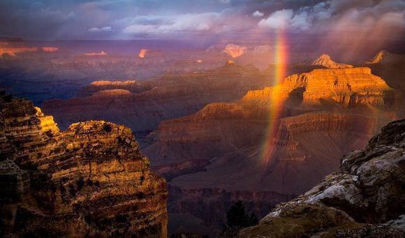 تصویری زیبا از یک رنگین کمان را در دره عمیق پارک ملی گراند کانیون آریزونا در آمریکا به ثبت رسانده است