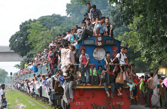 در هندوستان 8 نوع قطار و انتخاب نوع قطار بستگی به مقصد و مسافتی داره که می روید، قطارها از خیلی گران به ارزان دسته بندی میشن که هرکدام با هزینه ای که پرداخت میکنین ارائه خدمات میدهن، پس بهتراست که خوب دقت کنین چون بعد از خرید بلیط به هیچ وجه پس گرفته نمیشود.