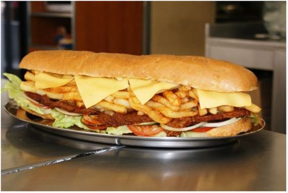 ( Gatsby Sandwich)
Gatsby نوعی ساندویچ پرکالری و بزرگ ویژه‌ی آفریقای جنوبیه که در وصف اون گفته می‌شه هر کدوم از این ساندویچ‌ها چهار نفر رو سیر می‌کنن و به حق جزو بهترین ساندویچ  های دنیا قرار داره.