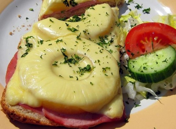 یک ساندویچ تک لایه دیگه، Toast Hawaii با اسمی آمریکایی ولی اصالتی آلمانیه. این ساندویچ با لایه‌ای از آناناس سرو می‌شه.