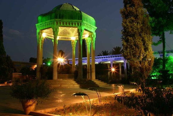 از هر طرف که بنگری، شیراز شهر عشق است و طرب و شعر و شاعری. شهری پر از شور و اشتیاق برای عاشقی به خصوص در هوای نرم و لطیف اردیبهشت. پا که به این شهر می گذاری، مسحور لطافتش می شوی و ناخوداگاه به تبعیت از آن، غرور را کنار می گذاری و غرق در زیبایی ها می شوی. به راستی که حق این شهر بود که روزی را به نامش در تقویممان ثبت کنند.