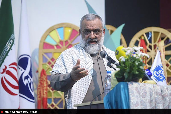 تقدیر از خانواده های شهدا در همایش بسیج و رسانه؛ تقدیر از خانواده های شهدا در همایش بسیج و رسانه؛