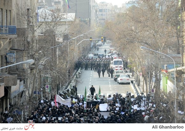 تصاویر خاص از تجمع دانشجوی مقابل سفارت فرانسه