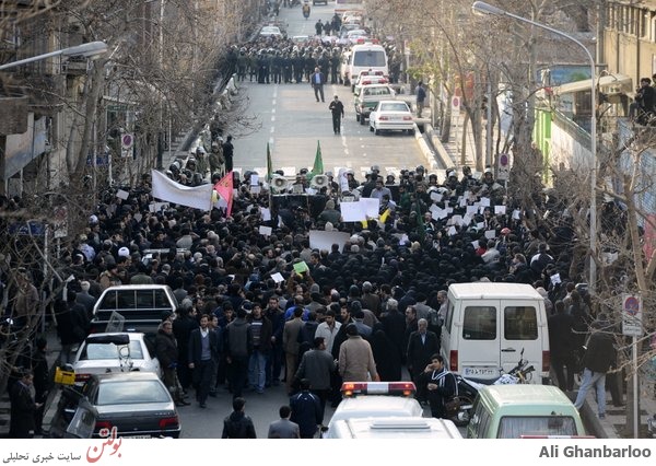 تصاویر خاص از تجمع دانشجوی مقابل سفارت فرانسه