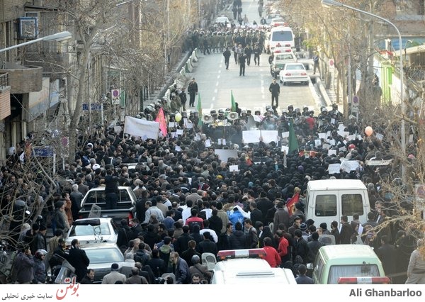 تصاویر خاص از تجمع دانشجوی مقابل سفارت فرانسه