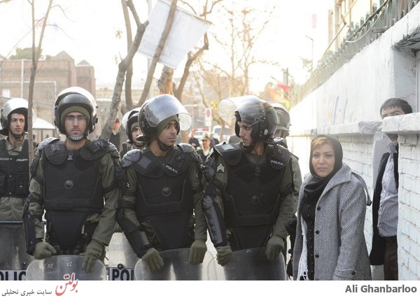 تصاویر خاص از تجمع دانشجوی مقابل سفارت فرانسه