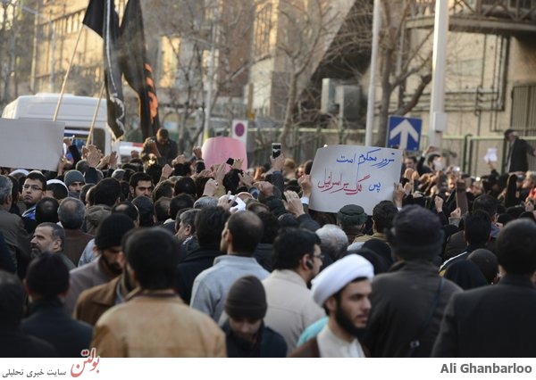 تصاویر خاص از تجمع دانشجوی مقابل سفارت فرانسه
