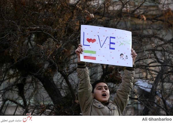 تصاویر خاص از تجمع دانشجوی مقابل سفارت فرانسه