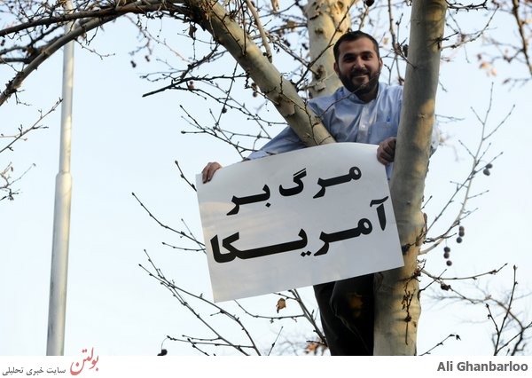 تصاویر خاص از تجمع دانشجوی مقابل سفارت فرانسه