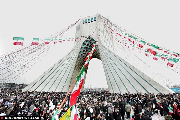 آیا نظام همچنان در مسیر انقلاب حرکت می کند؟ آیا نظام همچنان در مسیر انقلاب حرکت می کند؟