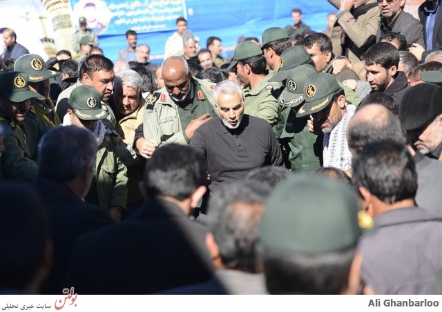 چهره سردار سلیمانی در لحظه دیدن پیکرشهید+عکس چهره سردار سلیمانی در لحظه دیدن پیکرشهید+عکس